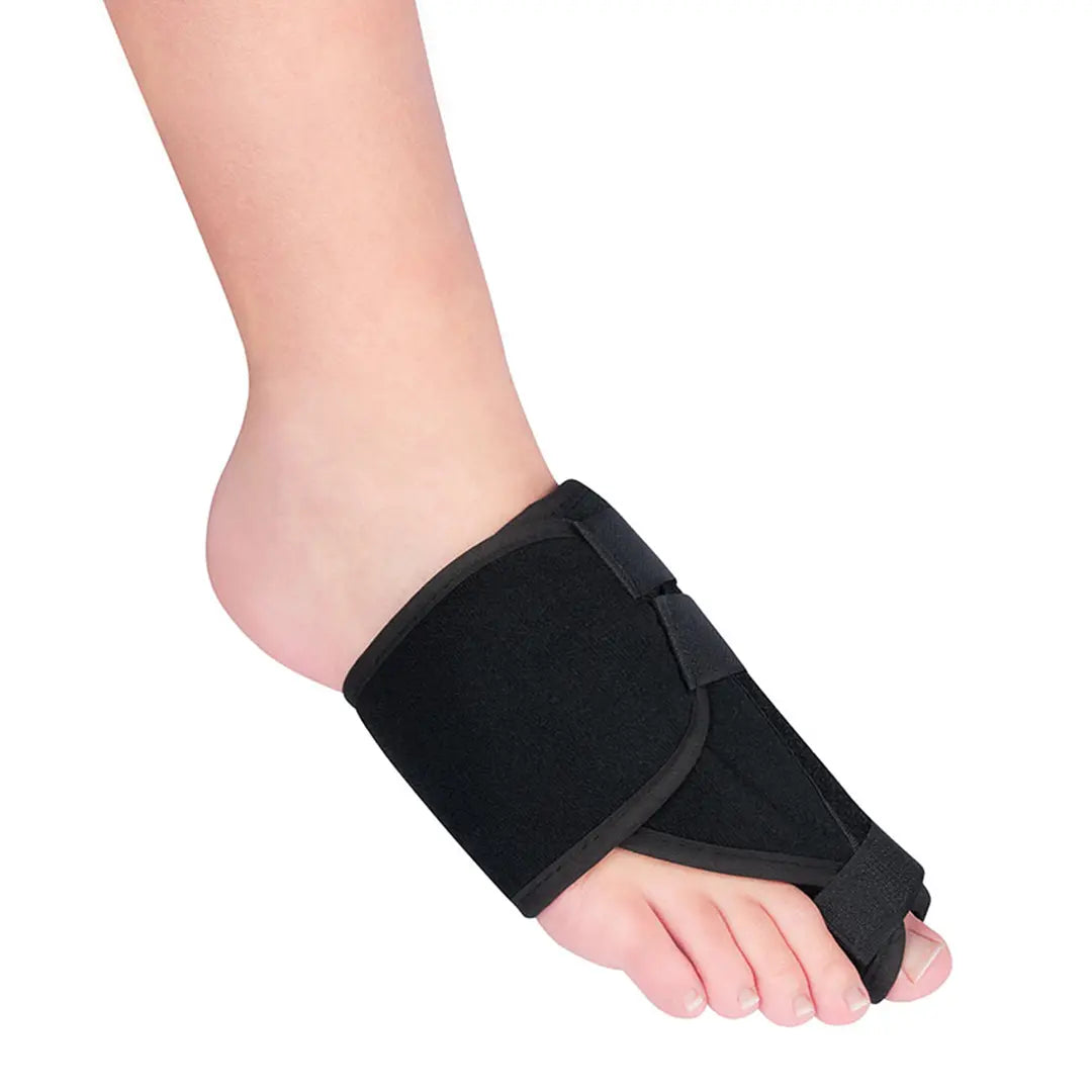 Dr. Hundt Hallux Softbandage am rechten Fuß – Zeigt die Bandage in Anwendung, fördert die natürliche Fußstellung und entlastet das Großzehengelenk. Ideal nach einer OP oder zur Vorbeugung.