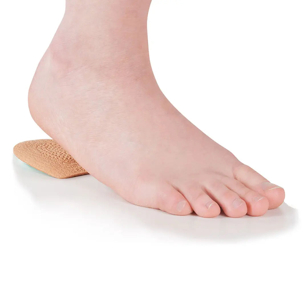 FußGut Fersenspornkissen im Schuh getragen – effektive Entlastung für die Ferse bei Schmerzen und Druckstellen.