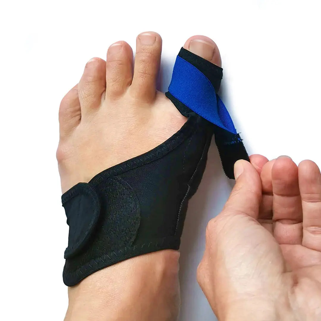 Anwendungsbild: FußGut Hallux Bandage Individual wird am linken Fuß angelegt, für gezielte Korrektur bei Hallux Valgus.