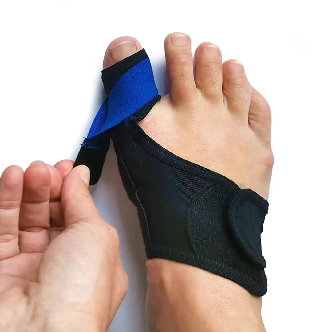 Demonstration: Anlegen der FußGut Hallux Bandage Individual am rechten Fuß zur sanften Stabilisierung der Großzehe.