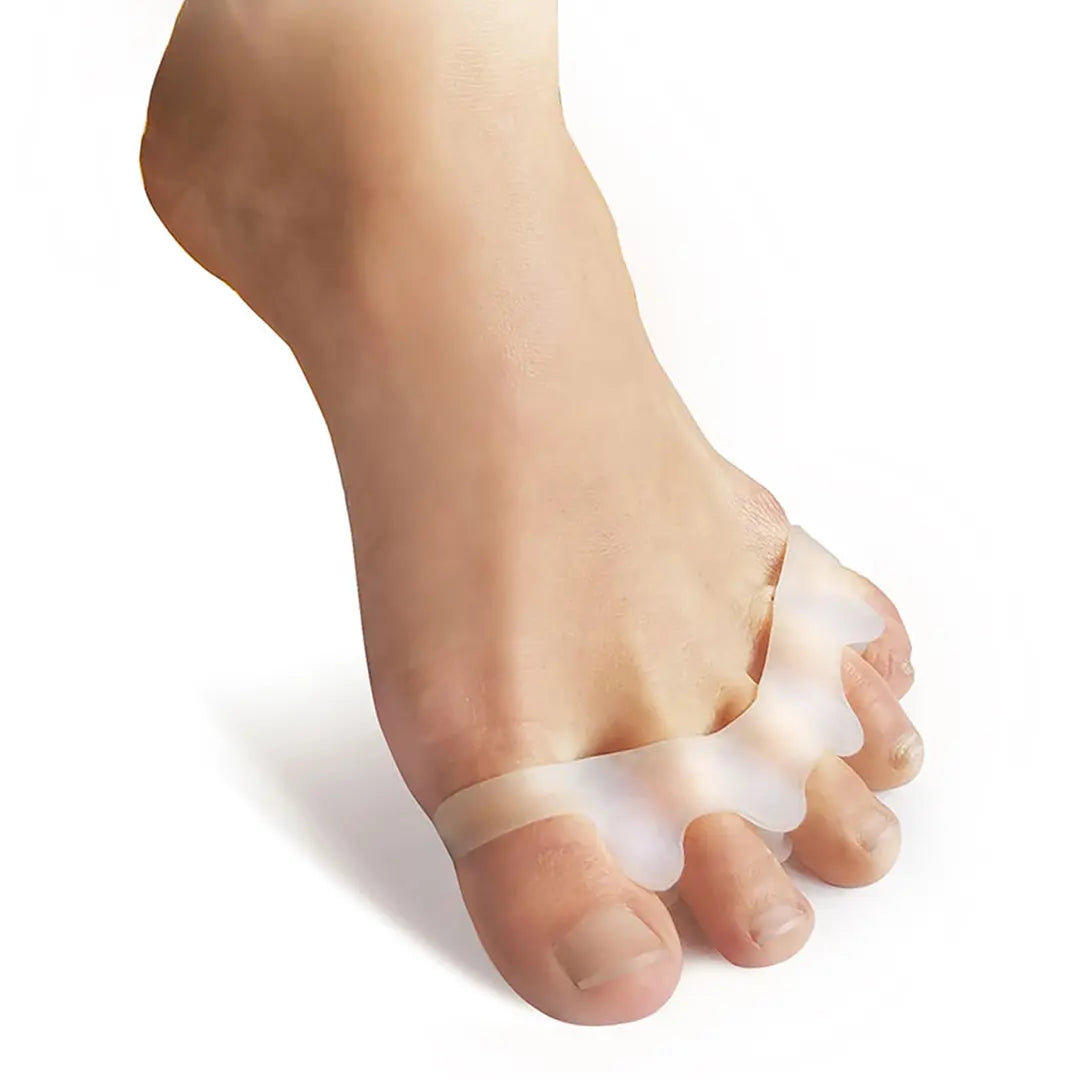 FußGut Zehen-Distanz-Schiene am Fuß – sanfte Korrektur bei Hallux Valgus und Zehenfehlstellungen.