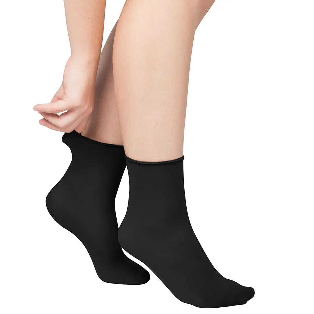 Janastyle Lollipop Socken Schwarz am Fuß. Angenehm weich, ideal für den täglichen Gebrauch und empfindliche Füße.