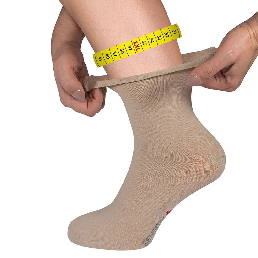 FußGut Sensitiv Elegant Socken XXL in Beige – weiche, venenfreundliche Socken für empfindliche Füße.