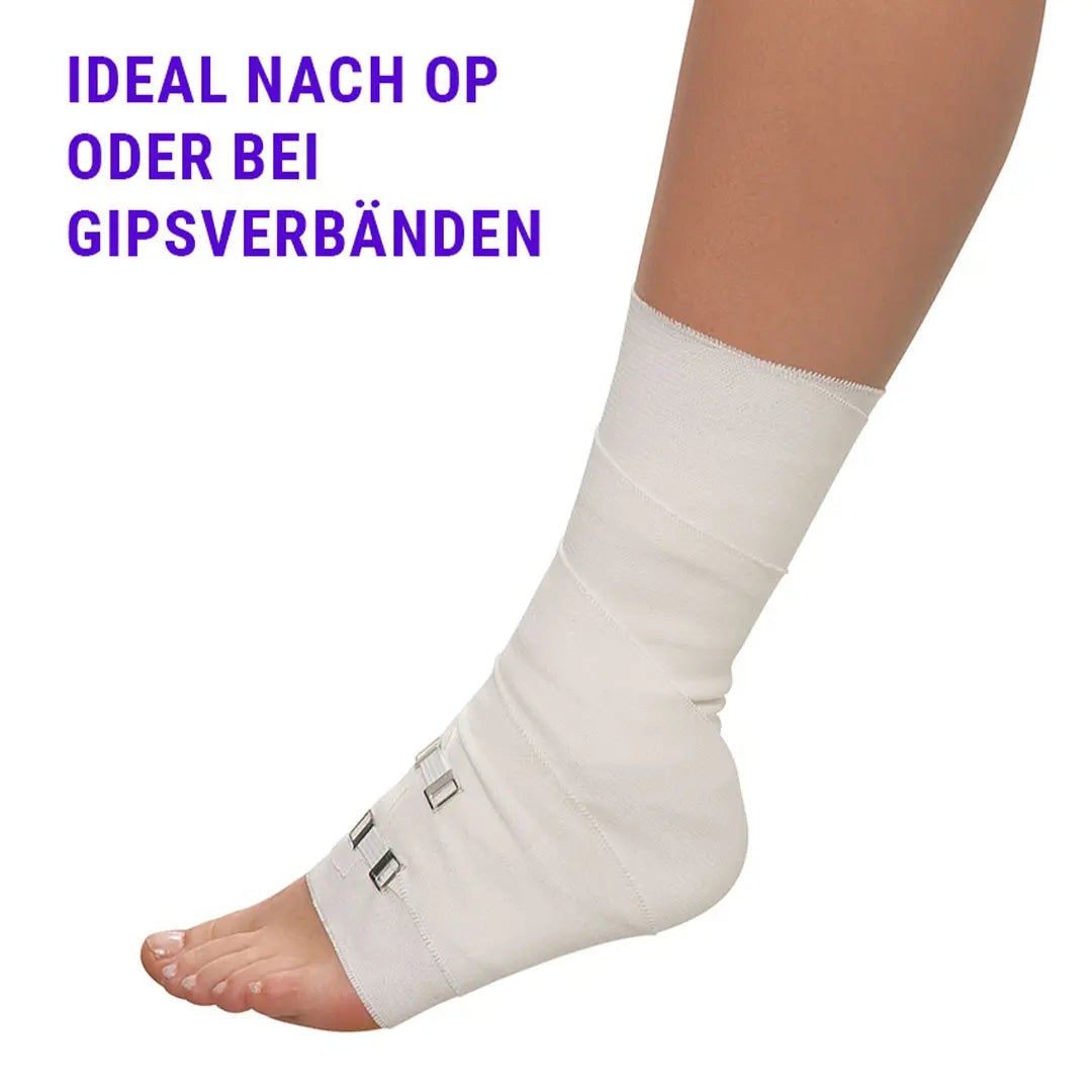 FußGut Sensitiv Elegant Socken XXL über einem Verband – ideal nach OP oder bei Gipsverbänden für sanften Schutz und Komfort.